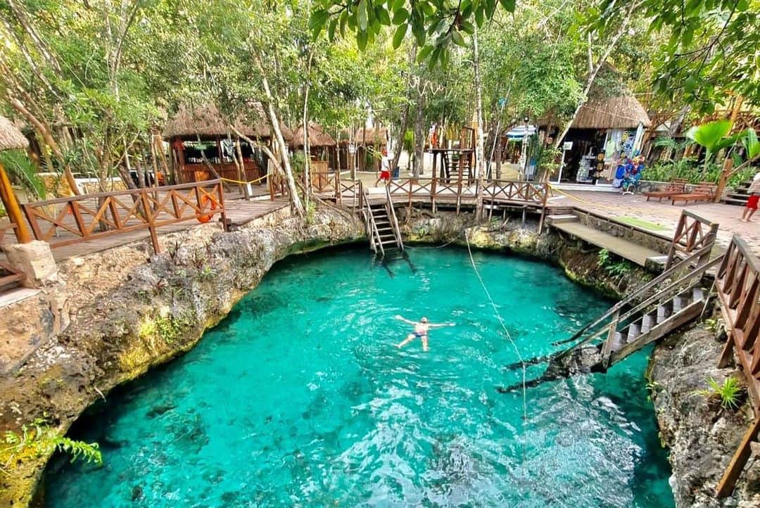 Cenote de agua turquesa cerca de Playa del Carmen